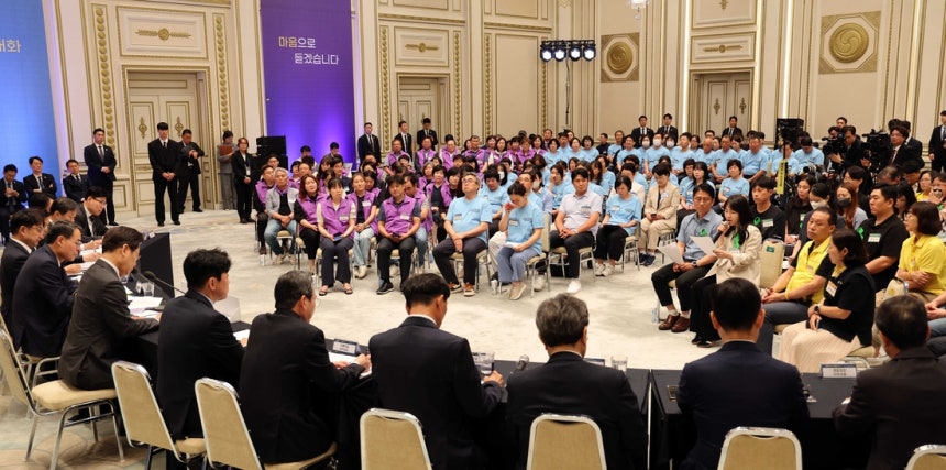 이재명 대통령이 16일 오후 서울 종로구 청와대 영빈관에서 열린 …기억과 위로, 치유의 대화‘에서 사회적 참사 유가족들의 이야기를 듣고 있다. 대통령실 사진기자단