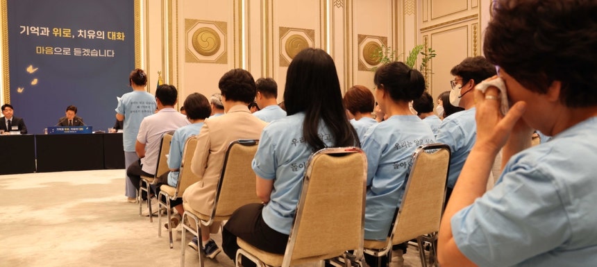 이재명 대통령이 16일 오후 서울 종로구 청와대 영빈관에서 열린 …기억과 위로, 치유의 대화‘에서 사회적 참사 유가족들의 이야기를 듣고 있다. 대통령실사진기자단 한겨레 김태형