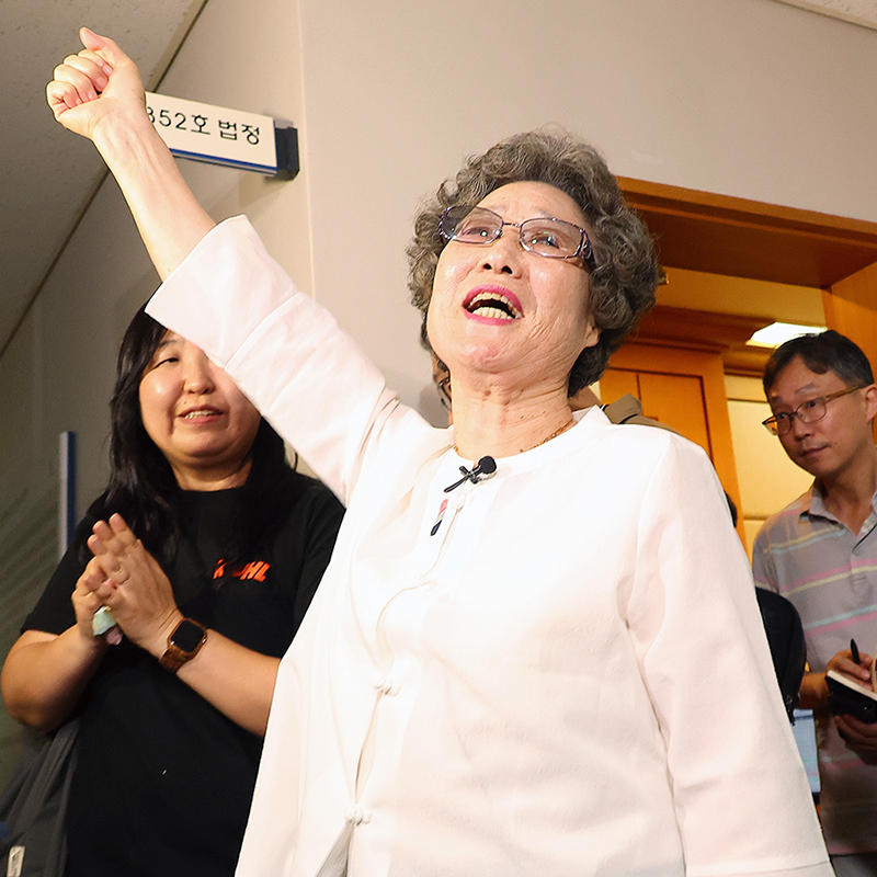 61년 전 자신을 성폭행하려던 남성의 혀를 깨물어 중상해 혐의 유죄 판결을 받았던 최말자(78)씨가 23일 부산지법에서 열린 재심 첫 공판을 마치고 법정을 나서며 손을 치켜 들며 “이겼습니다”를 외치고 있다. 이날
