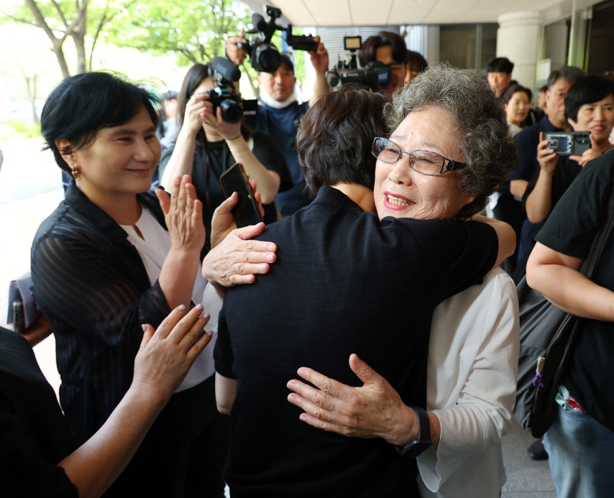 61년 전 자신을 성폭행하려던 남성의 혀를 깨물어 중상해 혐의 유죄 판결을 받았던 최말자(78)씨가 23일 부산지법에서 열린 재심 첫 공판을 마치고 법정을 나서며 변호인과 여성단체와 포옹하고 있다. 이날 검찰은 “정