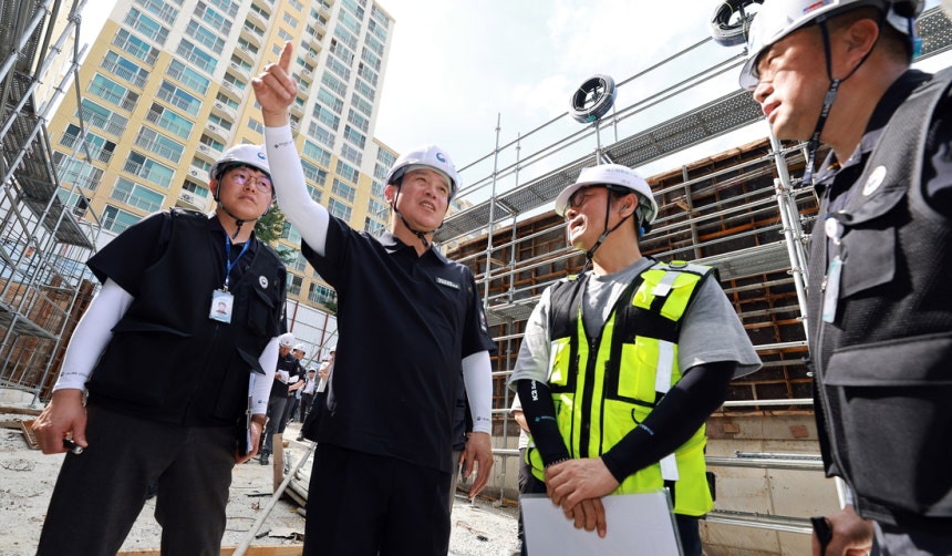 김영훈 고용노동부 장관이 취임한 지난 22일 경기 남양주시에 있는 건설공사 현장을 사전 예고 없이 방문해 건설노동자들의 안전실태를 점검하고 있다. 노동부 제공