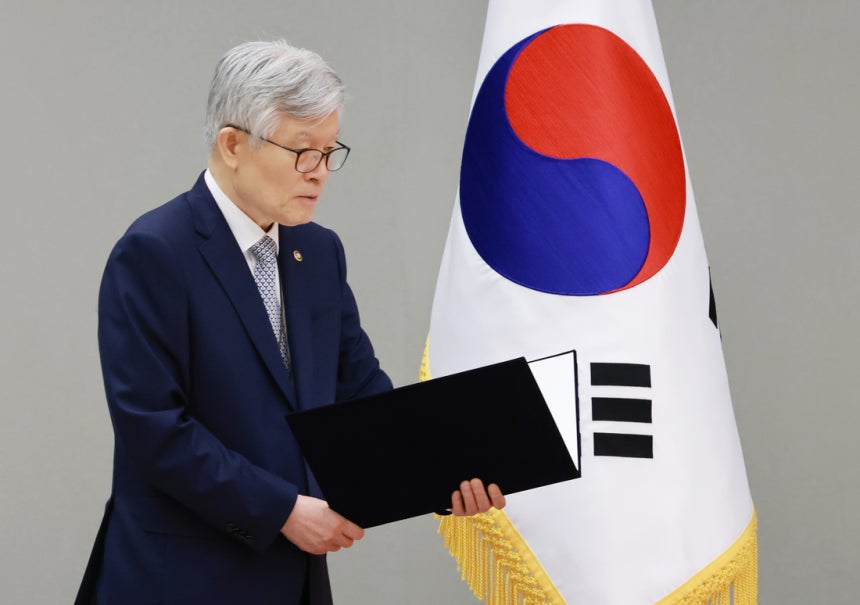 최동석 인사혁신처장이 지난 23일 용산 대통령실에서 열린 임명장 및 위촉장 수여식에 참석해 리허설을 하고 있다. 연합뉴스