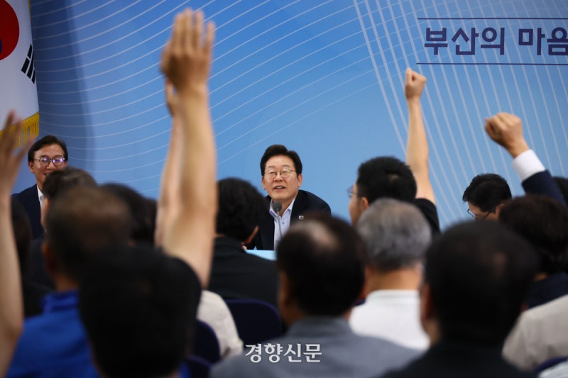 부산 찾은 이 대통령 “<b>해수부</b> 산하기관·공기업도 신속 <b>이전</b>”