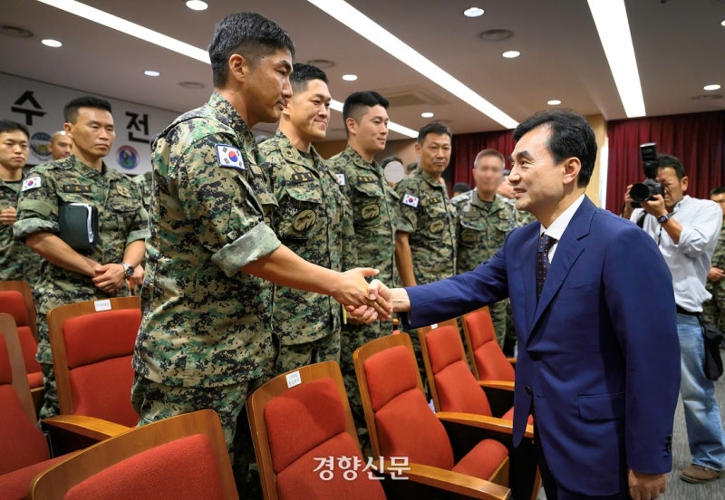 안규백 국방장관, 국회 출동 <b>특전사</b> 부대 방문 “상처 입은 마음을 <b>위로</b>...