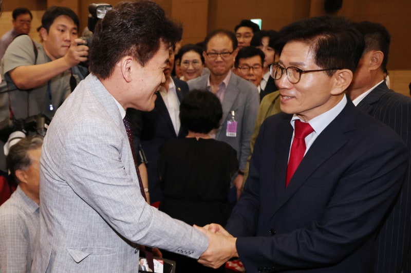 <b>김문수</b>, ‘<b>극우</b>’ 전한길 방송 출연 결정···정청래·김민석에 “사이...