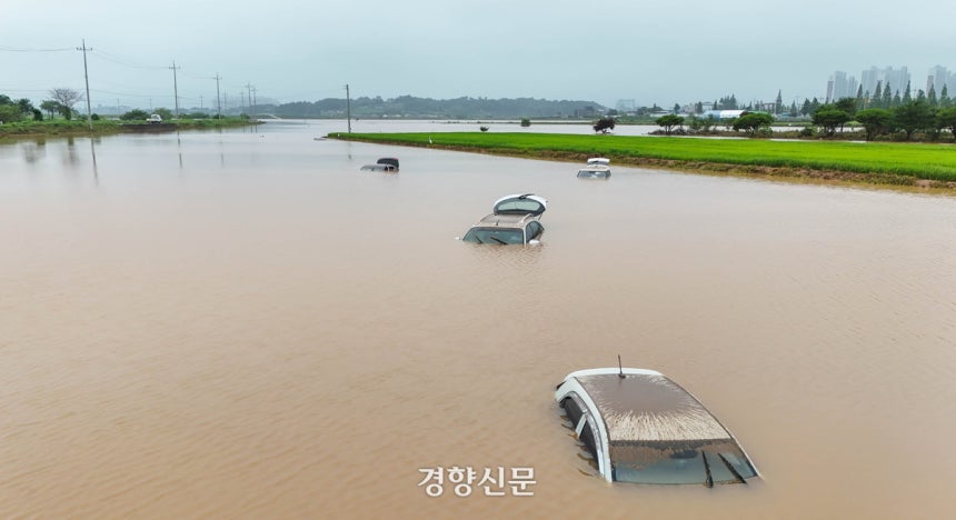 이틀 사이 520mm에 가까운 많은 비가 쏟아진 충남 서산시 석림동 청지천 일대에서 차량들이 불어난 물에 침수돼 있다 . 기상청은 서산 등 충남권에 내린 비의 양이 ‘200년에 한 번 내릴 수준’이라고 밝혔다. 또한