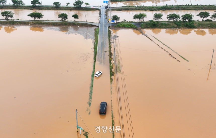 이틀 사이 520mm에 가까운 많은 비가 쏟아진 충남 서산시 석림동 청지천 일대에서 차량들이 침수된 도로와 논 사이에 갇혀 있다. 기상청은 서산 등 충남권에 내린 비의 양이 ‘200년에 한 번 내릴 수준’이라고 밝혔