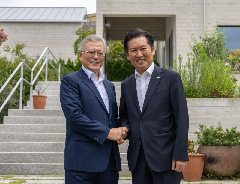 <b>정청래</b>, 노무현 묘역서 ‘울컥’···<b>문재인</b> “내년 지선, TK 변화 가능...