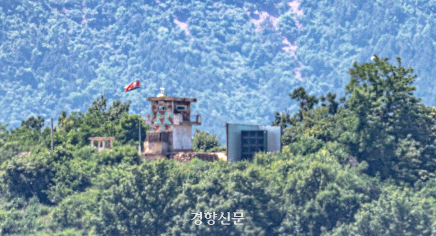 우리 군이 대북 확성기 방송을 중단한 뒤 북한도 대남 소음 방송을 멈춘 것으로 확인된 지난 6월 12일 경기 파주시 접경지역에서 바라본 북측 초소와 대남 확성기. 성동훈 기자