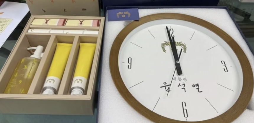 신혜식 신의한수 대표가 지난 1월 A 목사를 거쳐 대통령실로부터 전달받았다는 선물세트 사진. 신 대표 제공