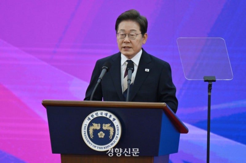 장갑차 막은 부부, 이 <b>대통령</b>에 임명장 수여···이국종·이세돌 등 ‘...