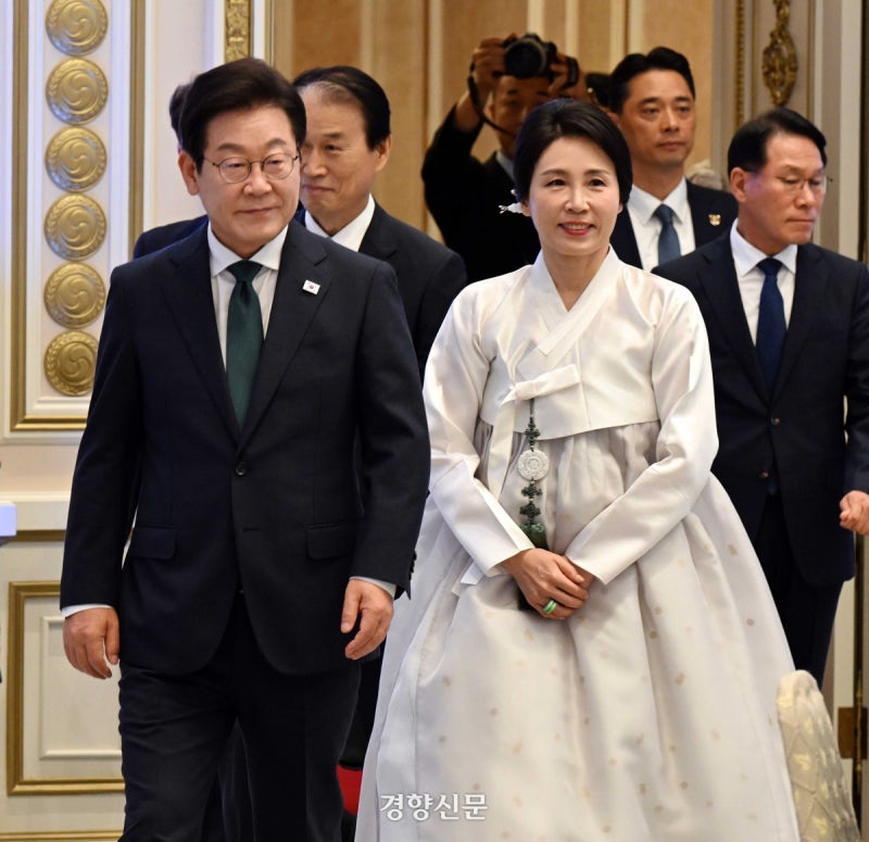 이 <b>대통령</b> “‘<b>위안부</b>’ <b>피해자</b> 명예·존엄 회복에 총력 다할 것”···...