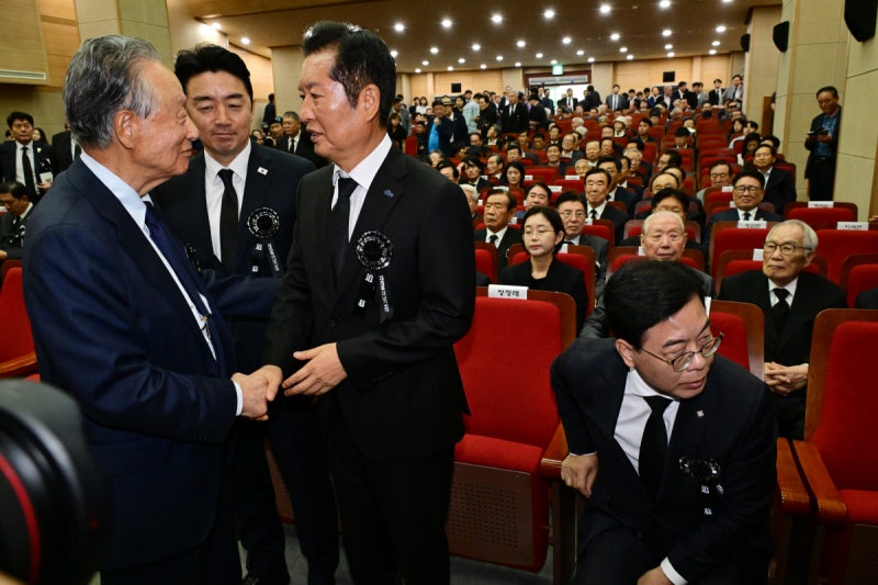 DJ 정신 말하며 정 “내란 척결” 송 “야당 말살”…16주기 추도식서 ‘등 돌린 여야’