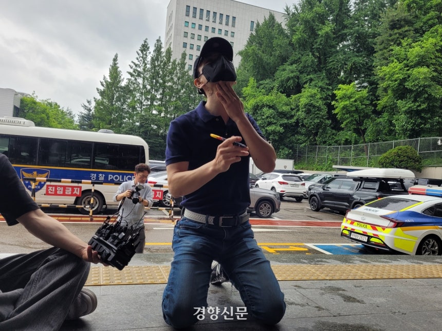 ‘강남역 교제살인’ 피해자의 아버지가 지난 6월20일 서울 서초경찰서에 사체손괴 혐의로 고소장을 제출하고 기자회견을 열어 사체훼손 과정을 설명하고 있다. 백민정 기자