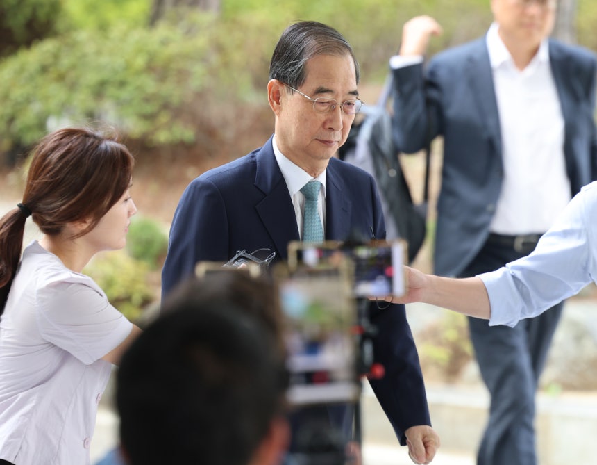 한덕수 전 국무총리가 22일 12·3 불법계엄 관련 내란·외환 사건을 수사하는 조은석 특별검사팀 사무실이 있는 서울 서초구 서울고검으로 출석하고 있다. 연합뉴스