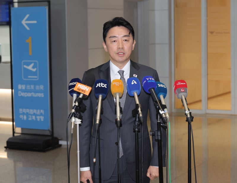 [속보]<b>강훈식</b>, 한·미회담 동행차 출국···“한 마디라도 더 설득할 수...