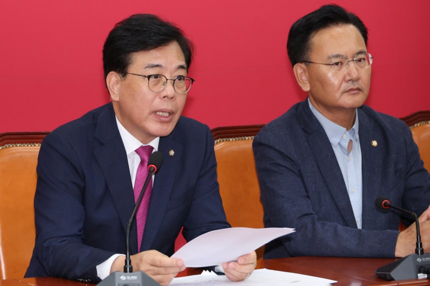 국민의힘 송언석 비상대책위원장 겸 원내대표가 24일 서울 여의도 국회에서 기자간담회를 열어 ‘노동조합 및 노동관계조정법 일부개정법률안(노란봉투법)’ 본회의 처리 등과 관련해 발언하고 있다. 연합뉴스