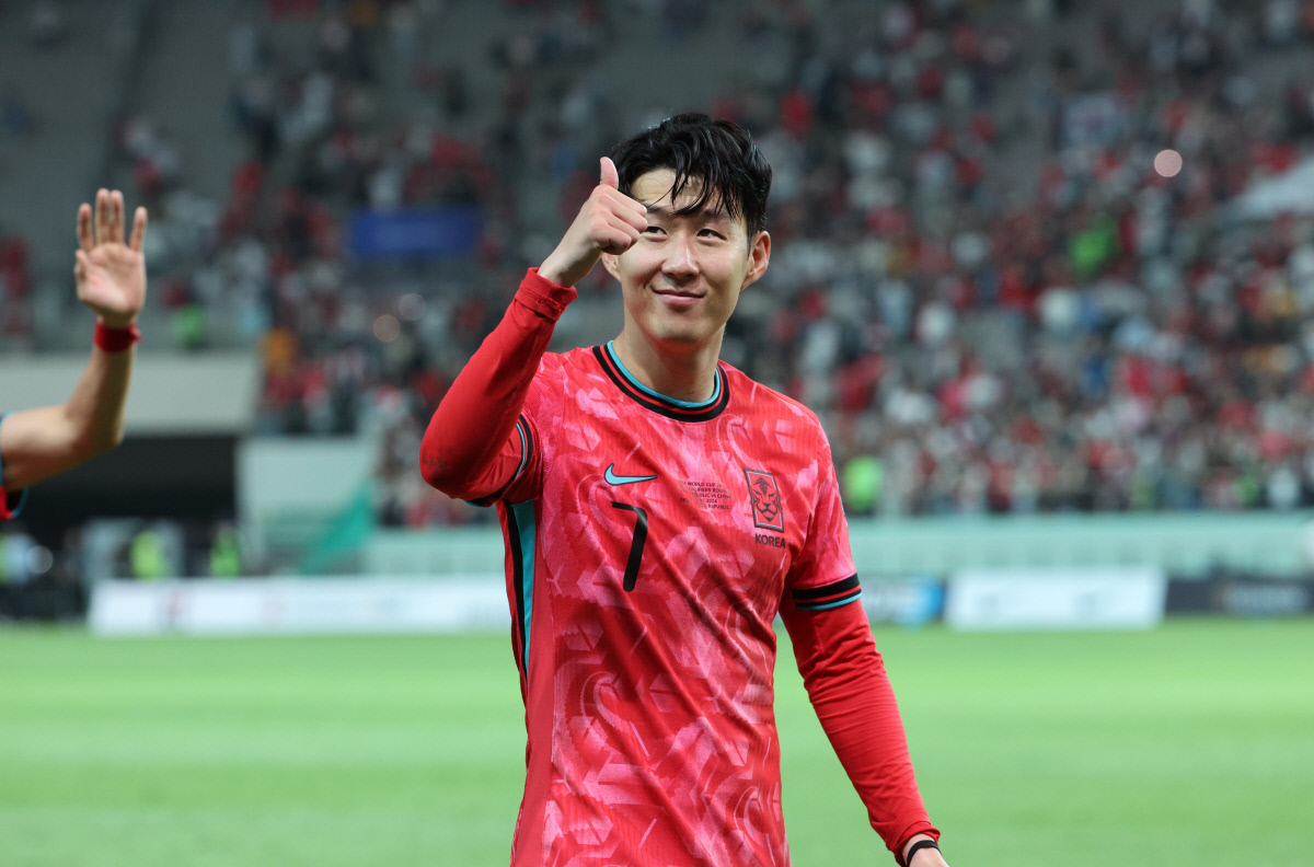손톱 세워 결정타 쏜다…홍명보의 ‘손흥민 활용법’