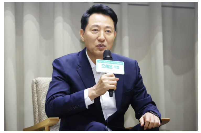 오세훈 서울시장이 지난 21일 서울시청에서 열린 노벨경제학상 수상자 초청 ‘지속가능한 번영을 위한 길’ 특별대담에서 발언하고 있다. 연합뉴