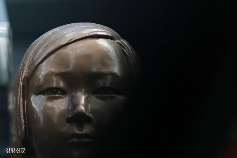 잘못된 ‘한·일 위안부 합의’, “뒤집지 않을 것”이라는 정부…소녀상이 보고 있다[금주의 B컷]