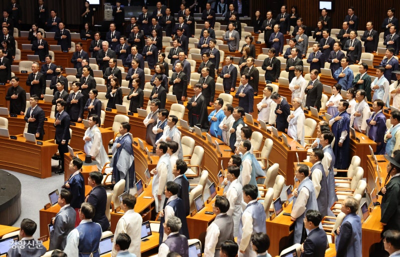한복 대 상복…이재명 정부 첫 정기국회, 시작부터 ‘기싸움’