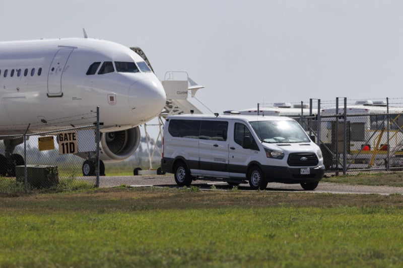 한밤중 ‘어린이 추방’…비행기 멈춰세운 미 법원