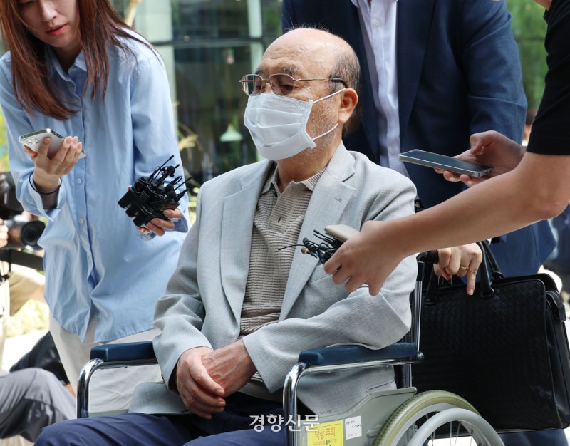 ‘<b>나토 목걸이</b> 3종 세트’ 선물한 이봉관 서희건설 회장 특검 출석