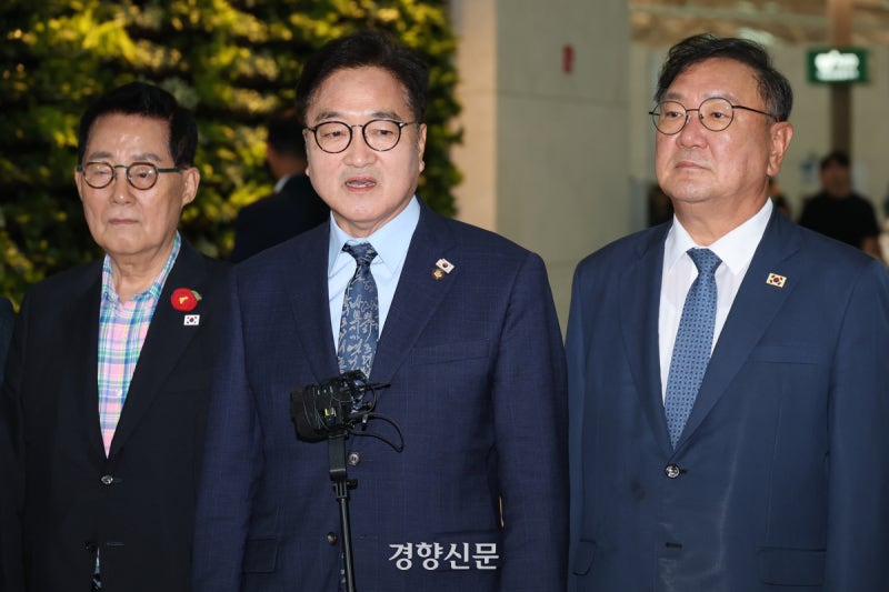 <b>우원식</b>, <b>김정은</b>과 중국 열병식 참관 전 <b>악수</b>