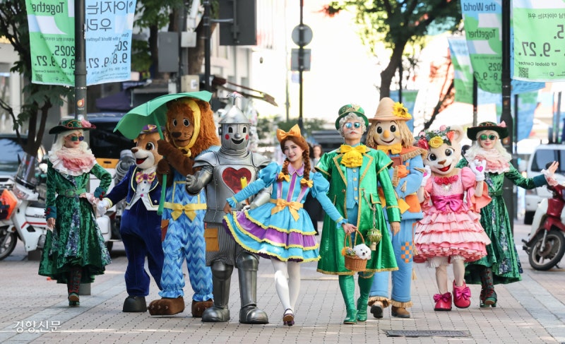 명동거리도 ‘오즈의 마법’ 속으로[포토뉴스]