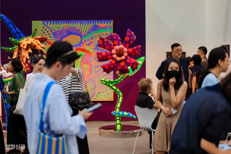 키아프·프리즈 서울 동시 개막, 불황에도 미술애호가들 ‘발길’