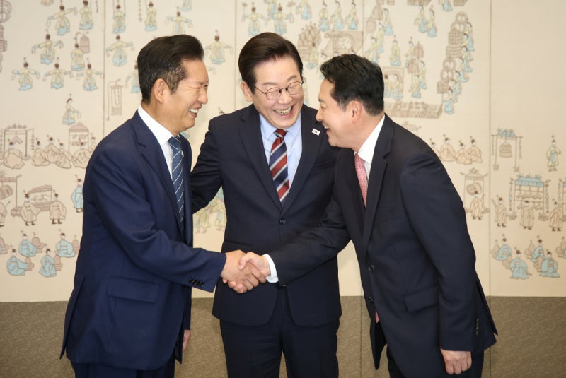 여야 만난 이 대통령 “국가 이익엔 한목소리를”