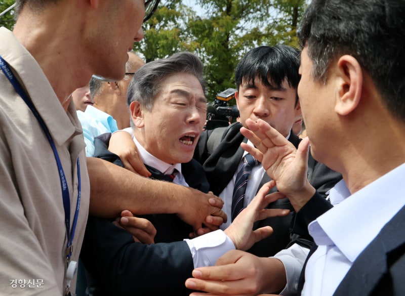 ‘광복은 연합국의 승리선물’ 논란 독립기념관장…시민들 ‘항의’[포토뉴스]