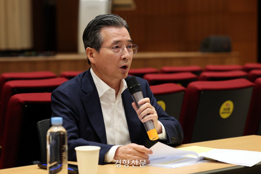 김용범 대통령실 정책실장이 지난달 20일 오후 서울 용산 대통령실 대강당에서 기자간담회를 하고 있다. 대통령실사진기자단