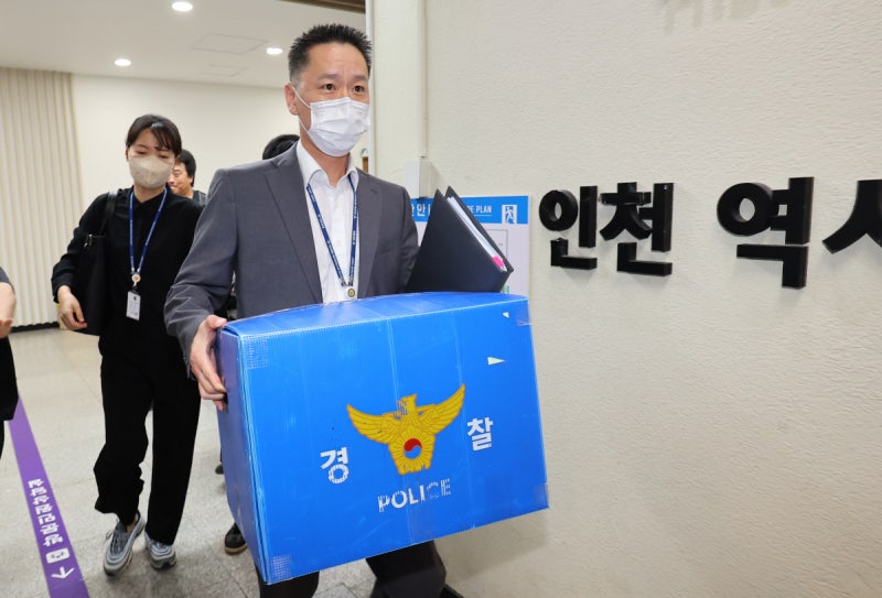 경찰, 인천시청·자택 등 6곳 압수수색…유정복 시장 선거법 위반 혐의로 입건