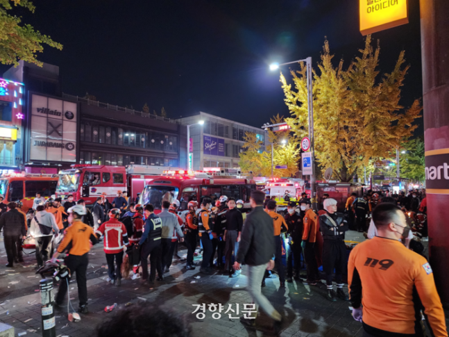 2022년 10월29일 핼로윈 축제로 인파가 몰린 서울 용산구 이태원 일대에 심정지 추정 환자가 다수 발생해 소방대원들이 출동해 있다. 신주영 기자