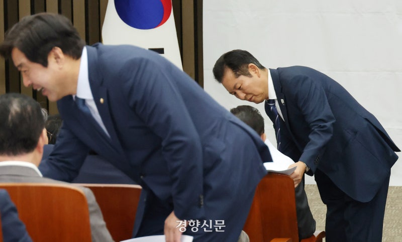 ‘문자 폭탄’ ‘공개사과 요구’…<b>정청래</b>·<b>김병기</b> ‘<b>특검법</b> 합의’ 놓...
