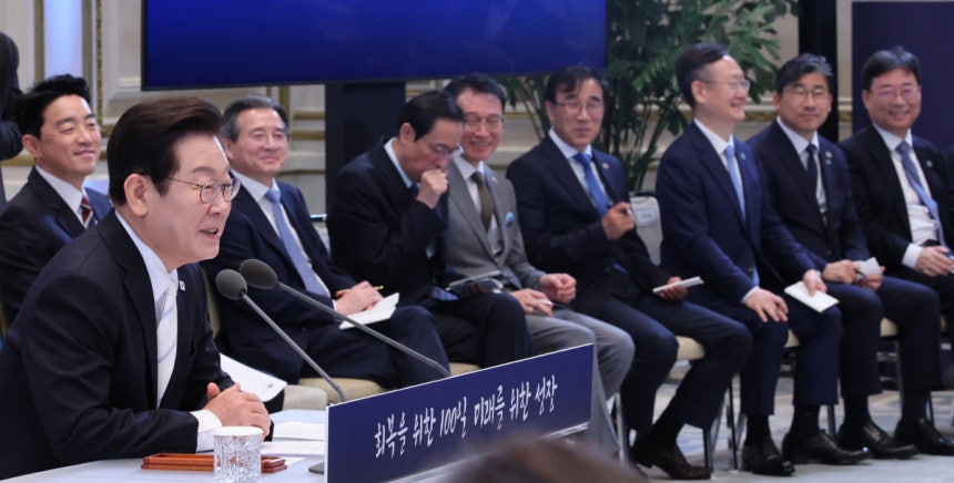 배석한 참모들 흐뭇한 미소 이재명 대통령이 11일 청와대 영빈관에서 열린 ‘회복을 위한 100일, 미래를 위한 성장’ 기자회견에서 질문에 답변하는 동안 배석한 참모들이 같이 웃고 있다. 김창길 기자