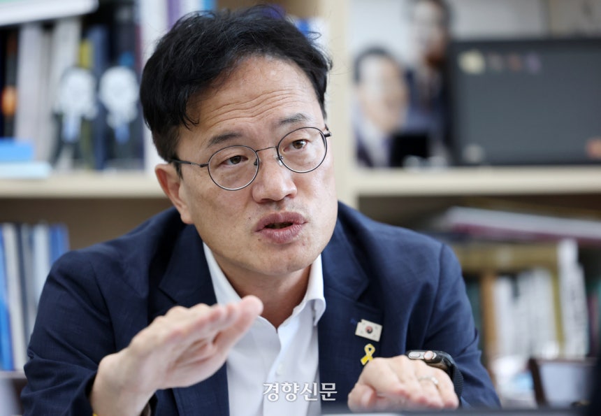 박주민 더불어민주당 의원이 23일 국회 보건복지위원장실에서 경향신문과 인터뷰하며 내년 서울시장 선거 출마 의사를 밝히고 있다. 박민규 선임기자