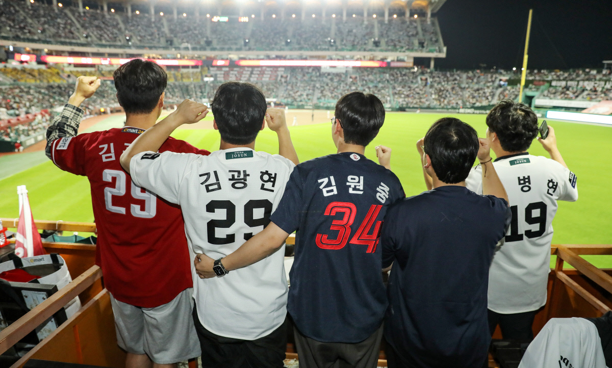 굿즈 사고 유니폼 입고…노래방·워터파크보다 야구 직관 “1500만 가자”[프로야구 1200만 관중 시대]