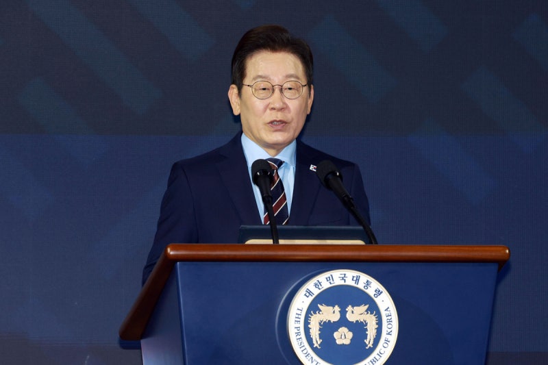 이 대통령 “대한민국 <b>국민</b>과 동포는 위기 앞에 단단히 뭉쳤다”…<b>재외</b>...