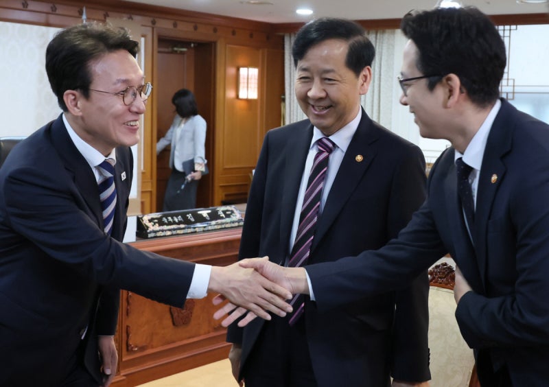 김민석 총리, 부총리들과 ‘3+  ’ 첫 회의…격주로 국정현안 논의