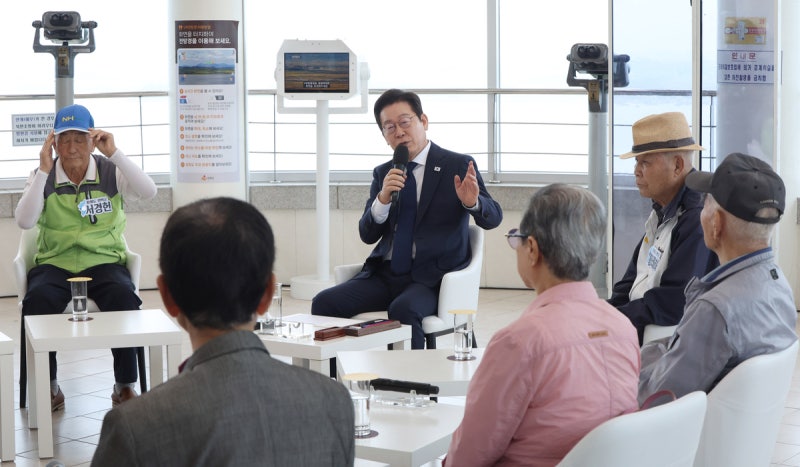 이 <b>대통령</b>, 추석 앞두고 <b>실향민</b> 만나 “가족 만날 날 최대한 앞당기겠다...