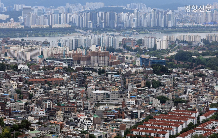 정부가 주택공급 확대방안을 발표한 지난달 7일 서울 남산전망대에서 바라본 서울 용산 일대의 주택가와 반포대교 너머 강남 아파트 단지. 서성일 선임기자