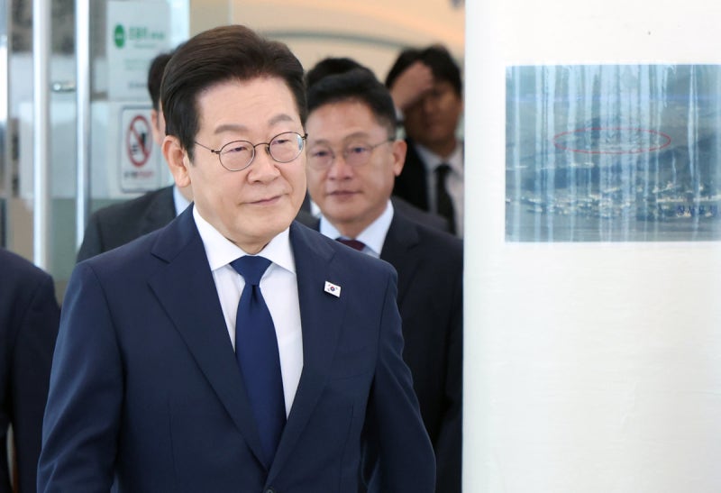 이 대통령, ‘<b>전산망</b> 담당 <b>공무원 사망</b>’에 “고인의 헌신 잊지 않겠다...
