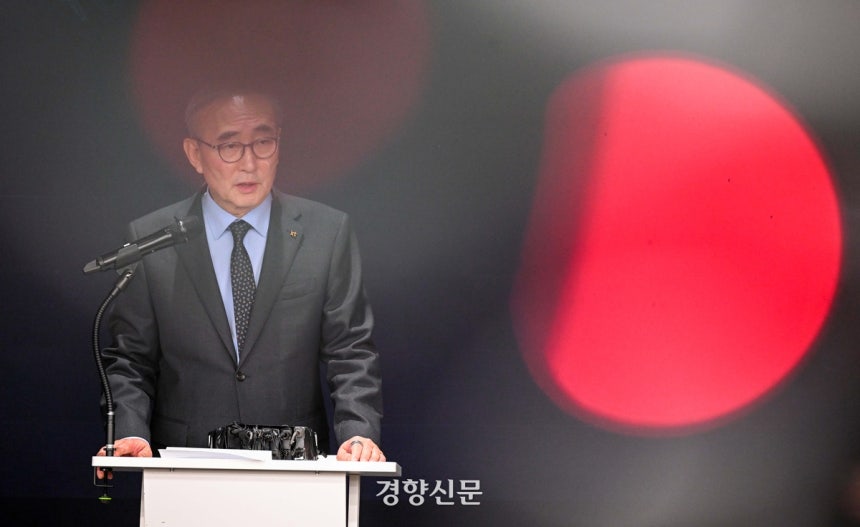 김영섭 KT 대표가 지난달 11일 서울 광화문KT지사에서 열린 소액결제 피해 관련 브리핑을 하고 있다.  사진공동취재단