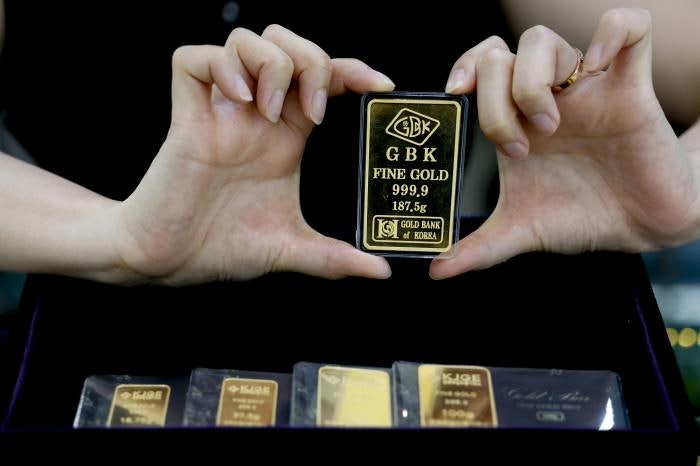 ‘<b>4000달러</b> 코앞’ <b>금값</b>, 어디까지···미 ‘셧다운’과 일·프 ‘정치...