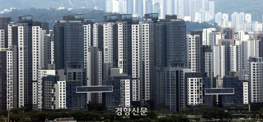 서울 남산 간이전망대에서 바라 본 강남 일대의 고급 아파트 단지. 서성일 선임기자