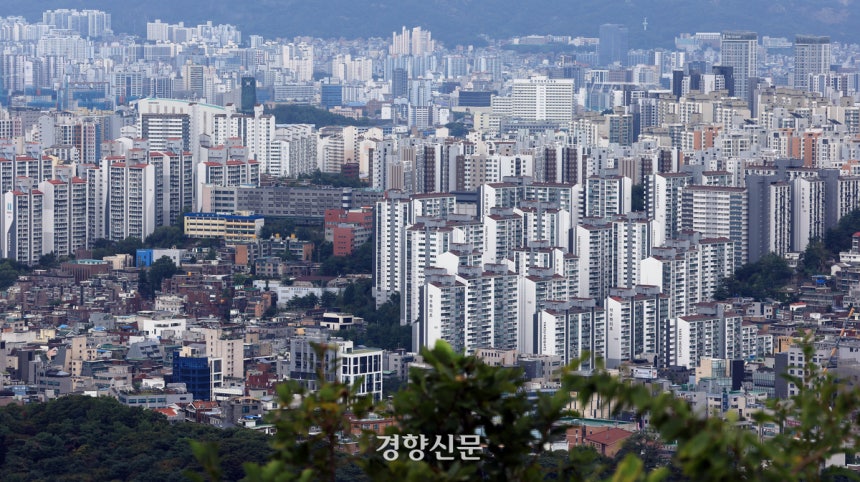 서울 남산전망대에서 바라 본 서울 강북 일대의 주택가와 아파트 단지. 서성일 선임기자