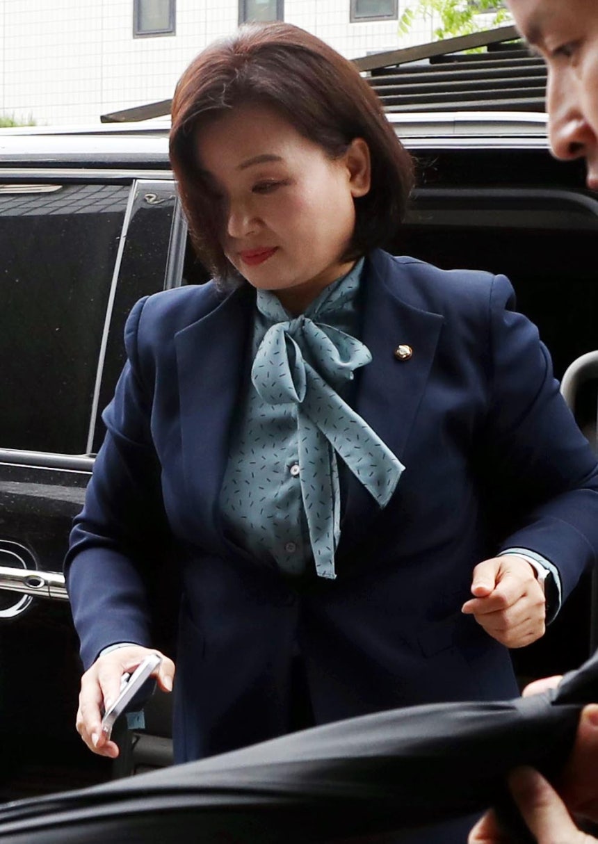 ‘라임 사태’ 핵심 인물인 김봉현 전 스타모빌리티 회장으로부터 불법 정치자금을 받은 혐의로 재판에 넘겨진 더불어민주당 이수진 의원이 2023년 4월 서울남부지법에서 열린 1심 공판에 출석하고 있다. 연합뉴스
