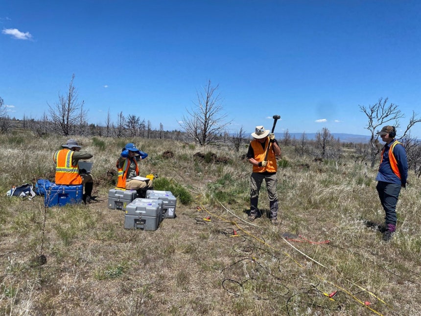 미국 항공우주국(NASA) 연구진이 망치로 지면을 두드려 인공 지진파를 생성하는 활동에 나서고 있다. 이렇게 하면 지하 용암 동굴을 찾아낼 수 있다. NASA 제공